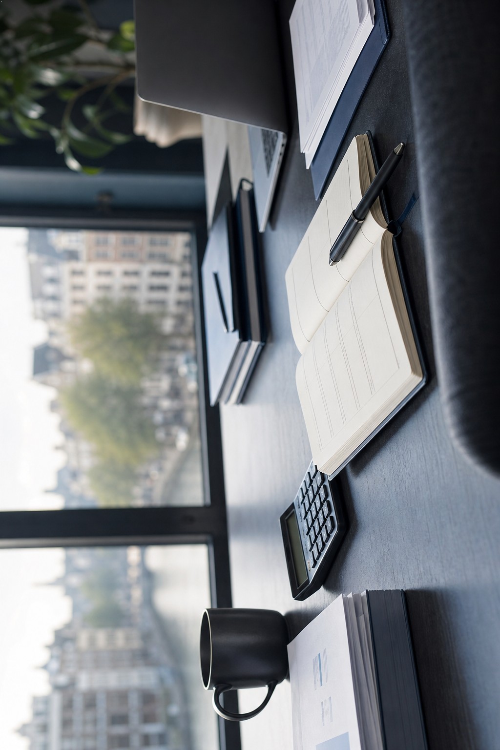 Zakelijke planning en administratie op een rustige werktafel